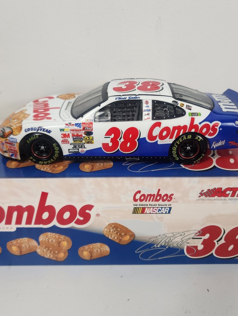 Elliott Sadler NASCAR #38 Die-Cast Race Combos M&Ms 2003 1:24 Ford Taurus /4932
